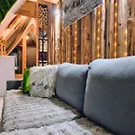 Lux W Domku Tylko Dwa Apartamentyz Jacuzzi Zewnetrznym דירה *